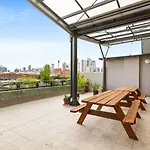 \'Laube 105\' Modern Inner-City Sanctuary With Balcony