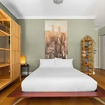 \'Laube 105\' Modern Inner-City Sanctuary With Balcony