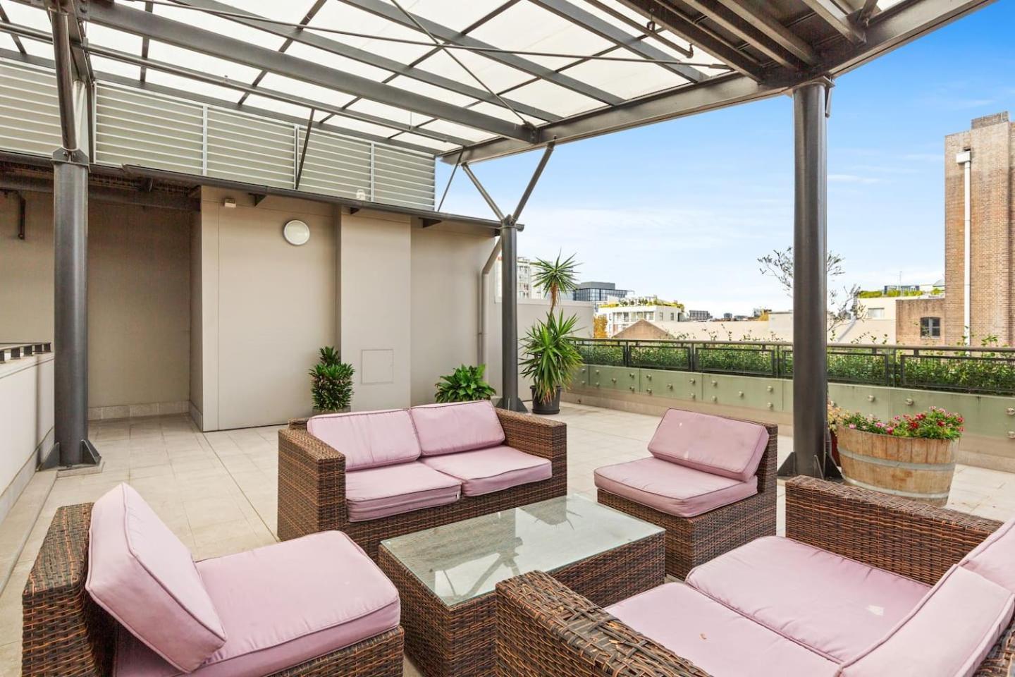 'laube 105' Modern Inner-city Sanctuary With Balcony Apartment *